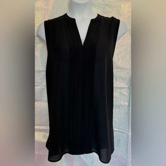 Avenue plus size Blouse.  Black. Sleeveless. V neck. Pleated front - Picture 1 of 3